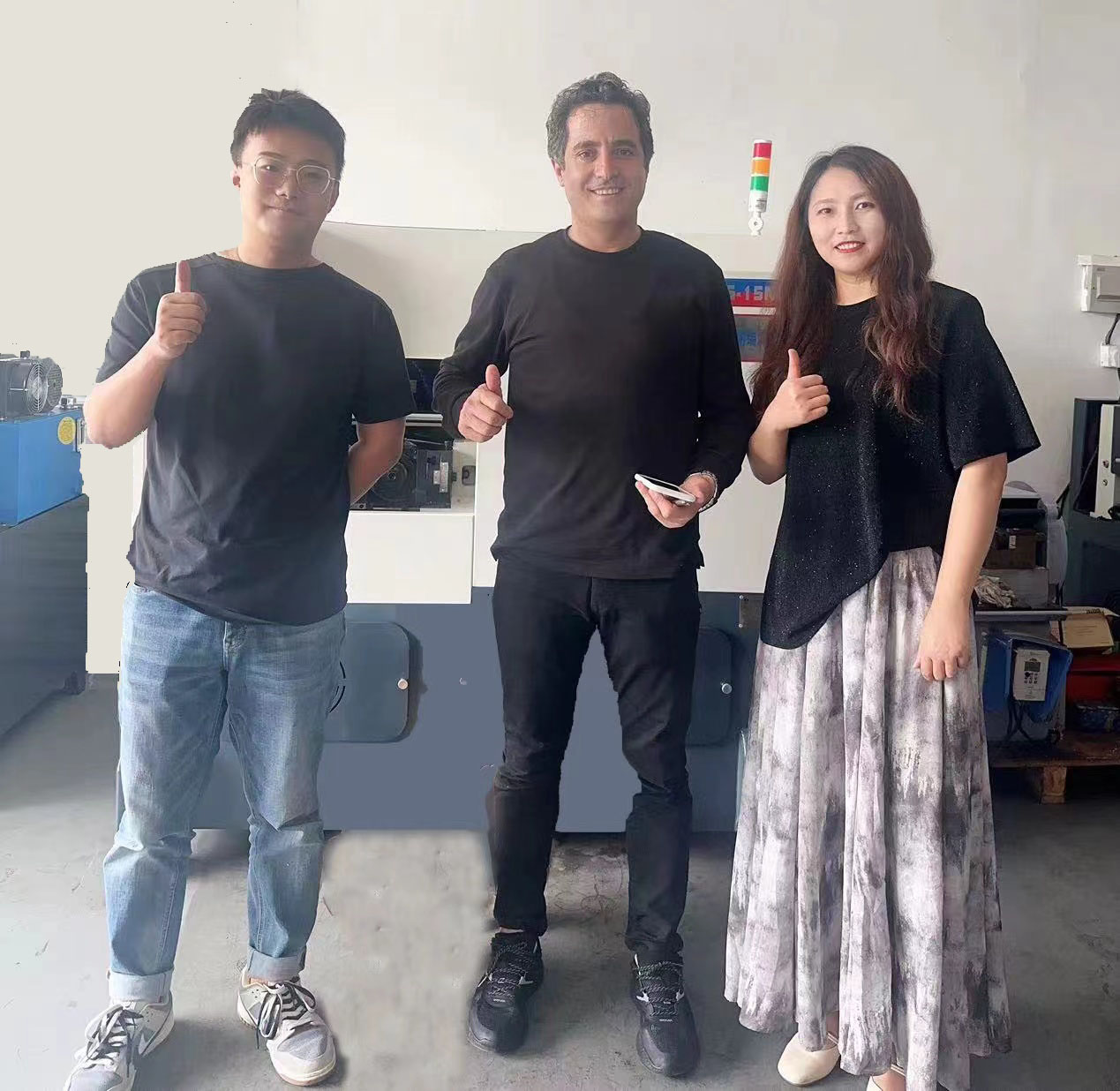 Welcom ang mga customer ng Iran upang bisitahin ang aming Factory ng Rolling Machine ng Thread